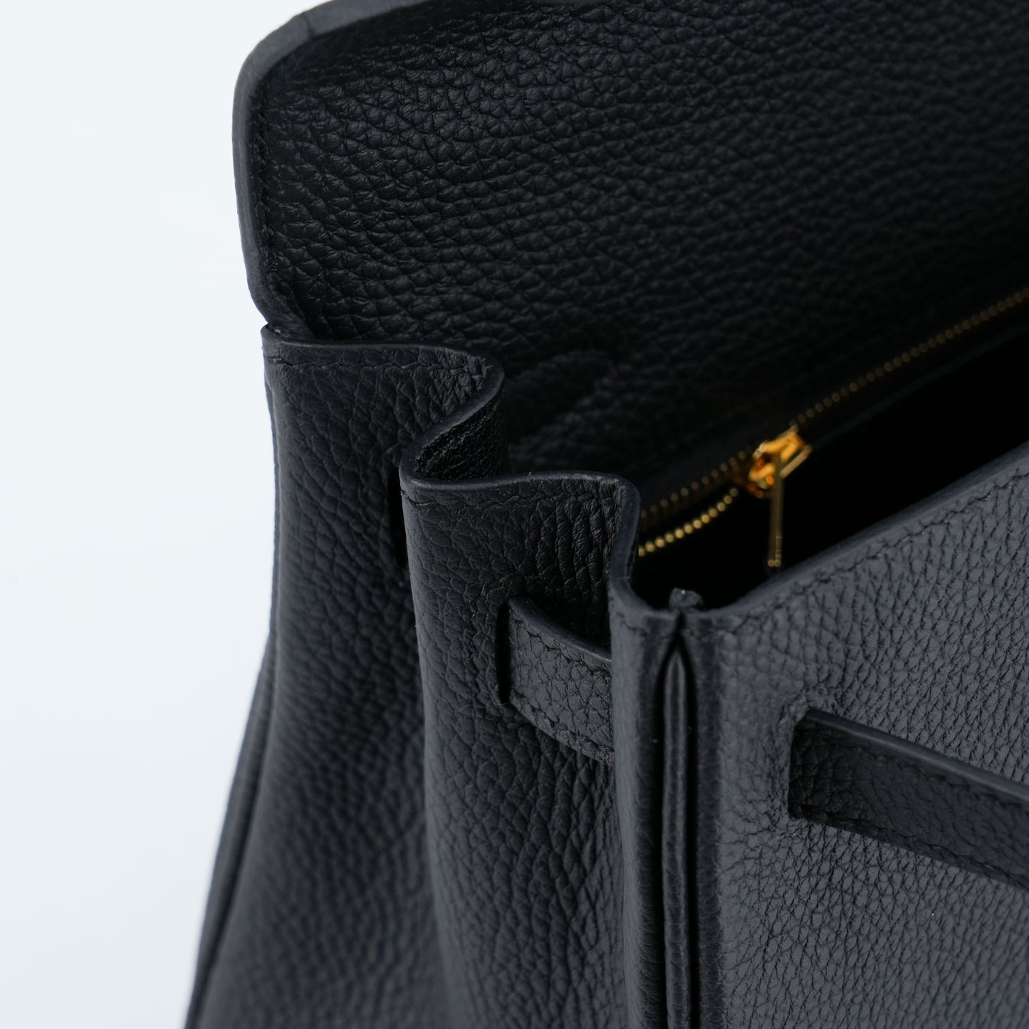 HERMÈS Kelly 25 Noir (89) Togo Gold hardware K (2025)