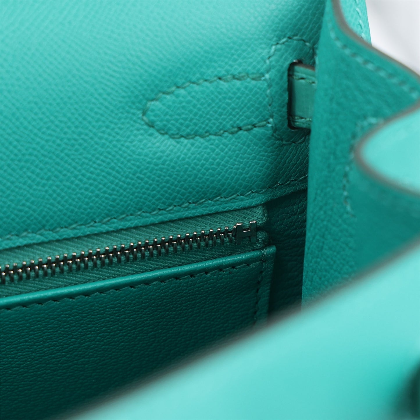 HERMÈS Kelly 25 Sellier Touch Vert Jade (O6) Madame Alligator Palladium hardware W (2024)